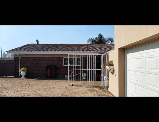 3 BEDROOM HOUSE FOR SALE IN LENNOXTON